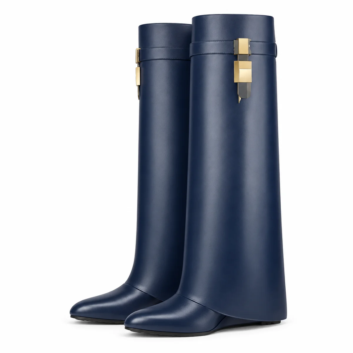 Bottes bleu marine à grand revers et boucle présentées sur fond blanc.