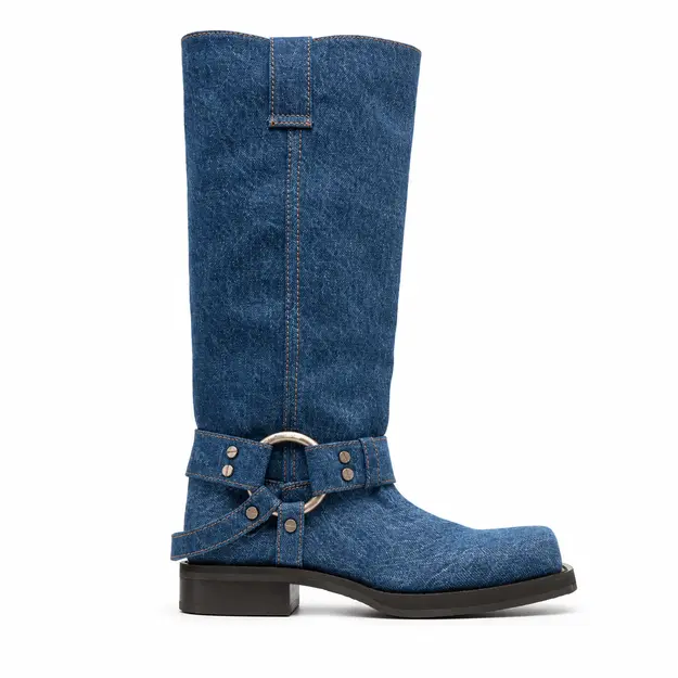 Bottes femme bleues en denim à rivets, vue de profil sur fond blanc