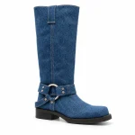 Bottes femme bleues en denim à rivets, vue de trois quarts sur fond blanc