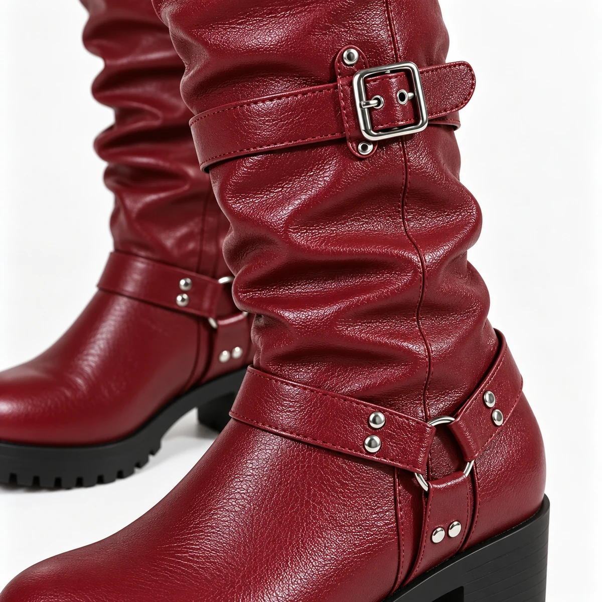 Modèle de bottes femme bordeaux avec boucles raffinées
