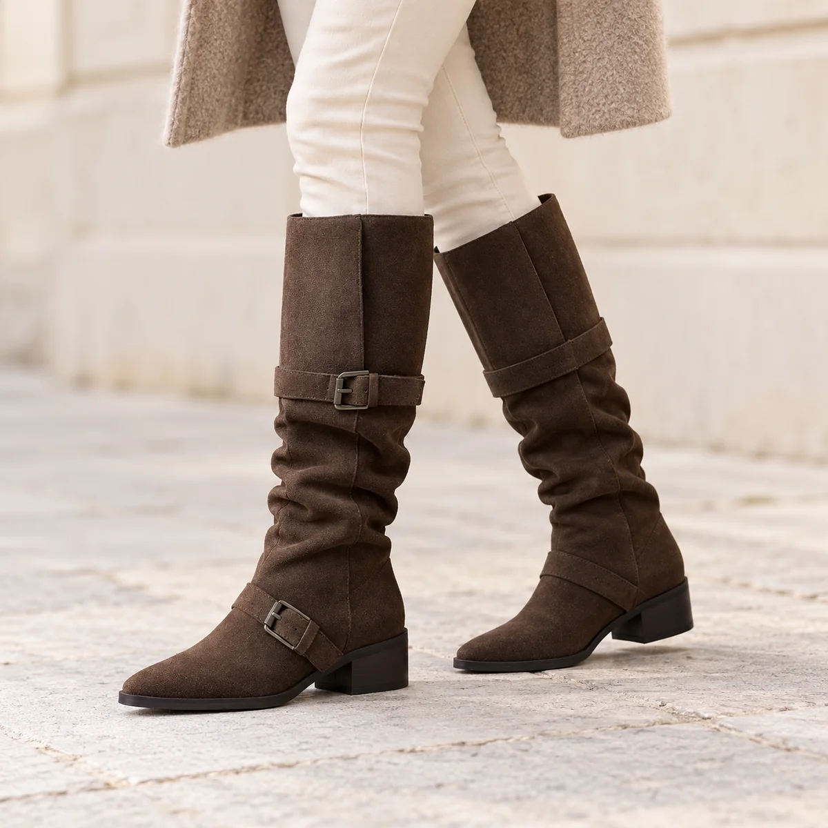 Détail des brides sur les bottes femme en suédine couleur café