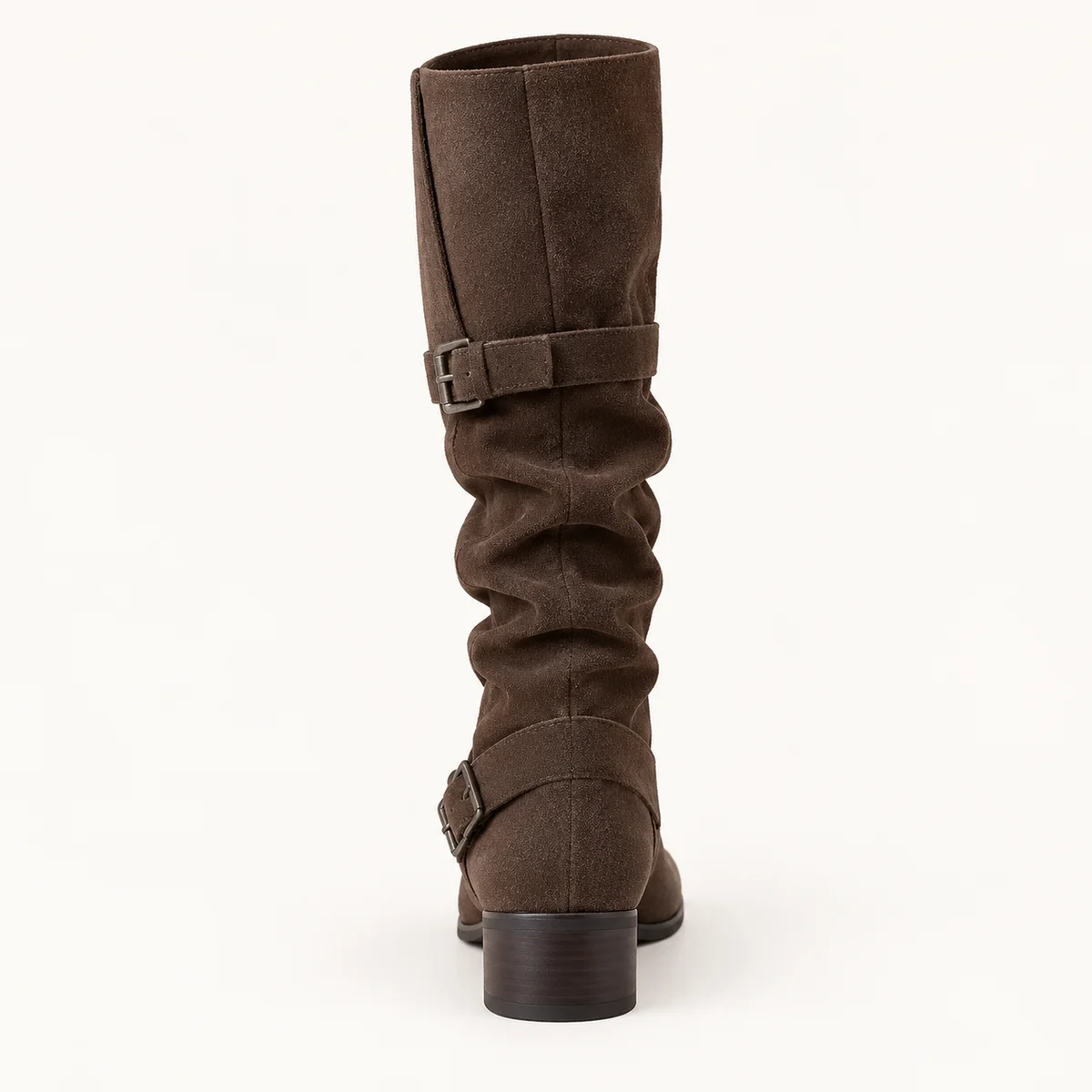 Vue de face des bottes femme en suédine couleur café avec brides tendance