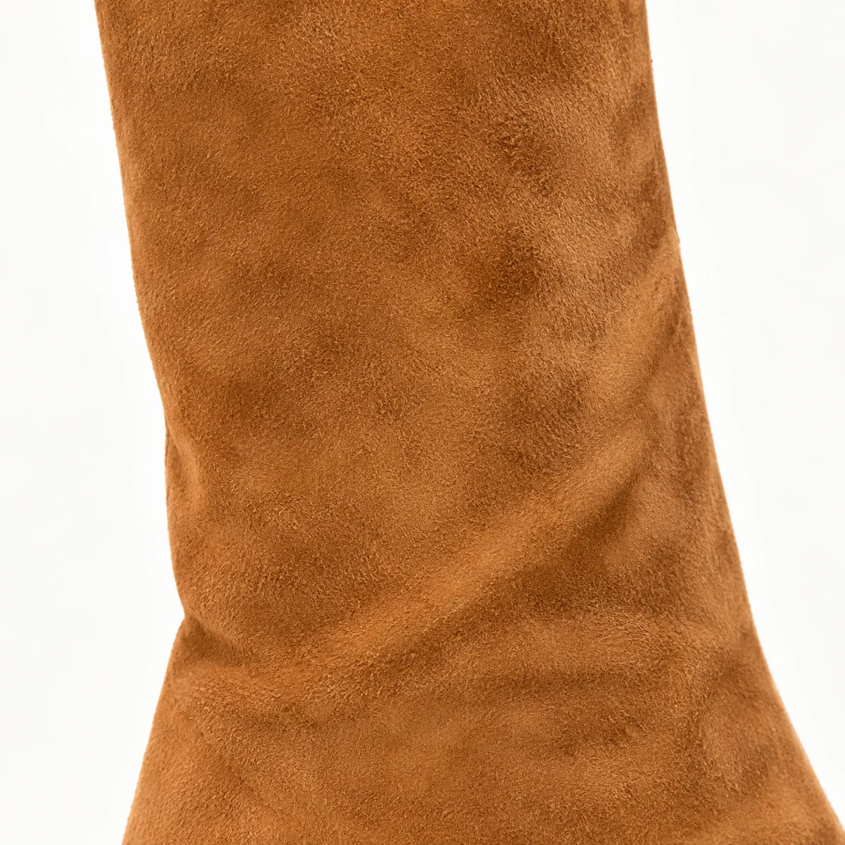 Détail de la chaussure féminine en velours camel avec talon sculpté