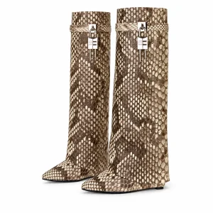 Bottes effet python à revers long et boucle présentées sur fond blanc.