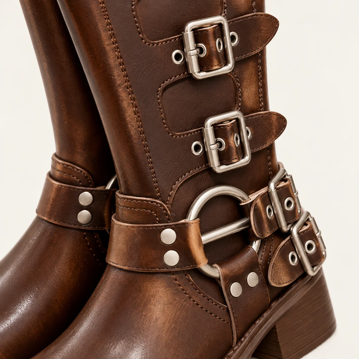 bottes femme marron a boucles et plate 44595 10a detail