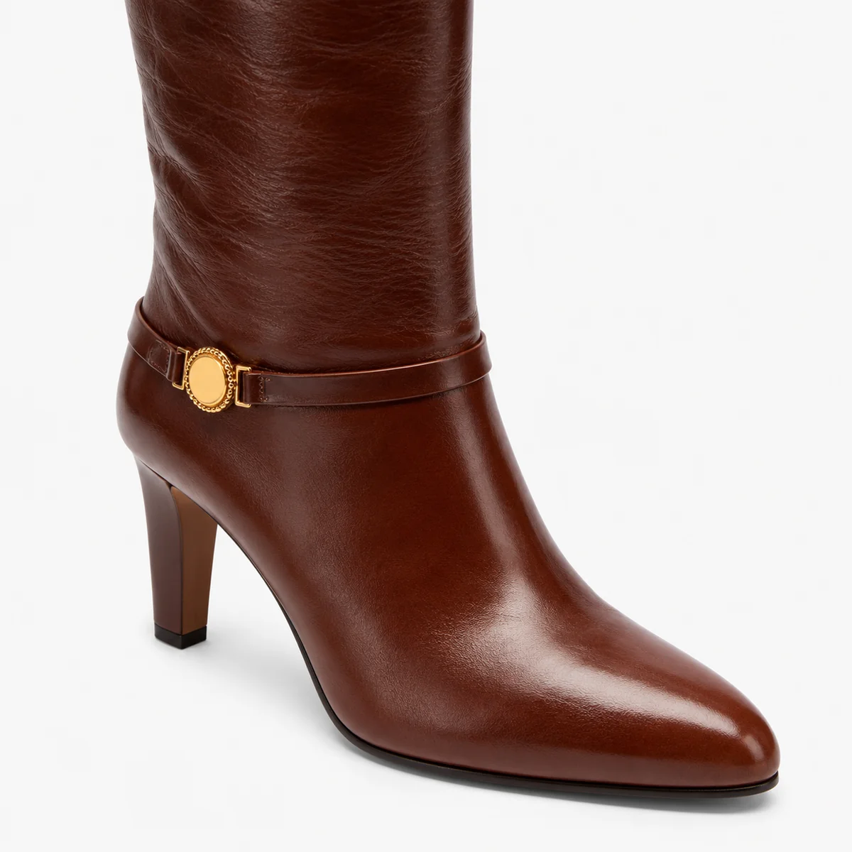 Chaussures femme marron avec boucles métalliques et design moderne