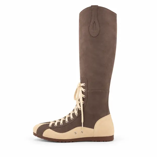 Bottes femme marron à lacets contrastants et zip, vue de profil sur fond blanc