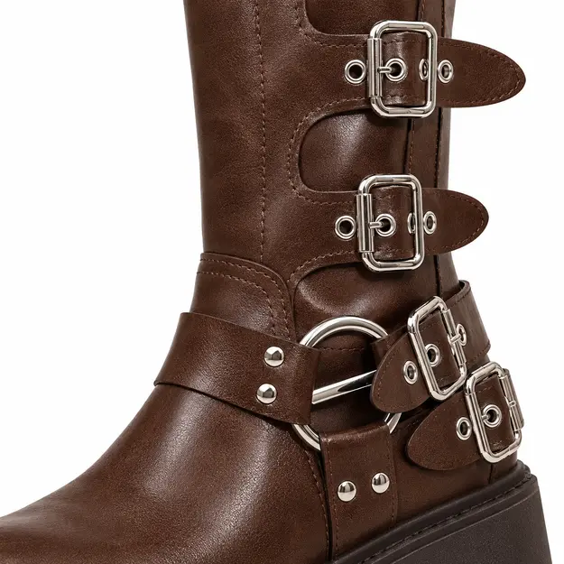 Bottes femme marron à plateforme style punk, détail des sangles et des boucles métalliques