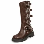 Bottes femme marron à plateforme style punk, vue de trois quarts sur fond blanc