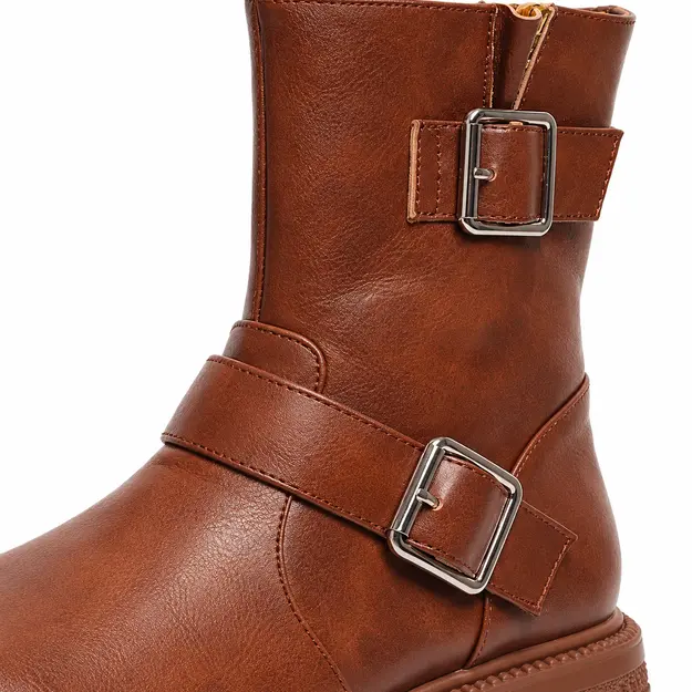 Bottes femme marron à talon carré style motard, détail des larges boucles et de la fermeture