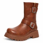 Bottes femme marron à talon carré style motard, vue de trois quarts sur fond blanc