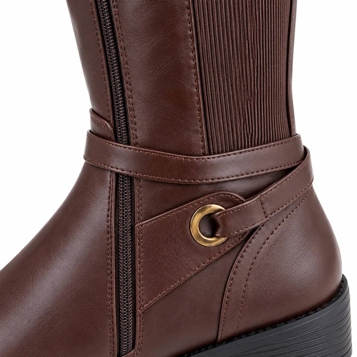 Femme portant des bottes marron café à brides et zip mode automne hiver