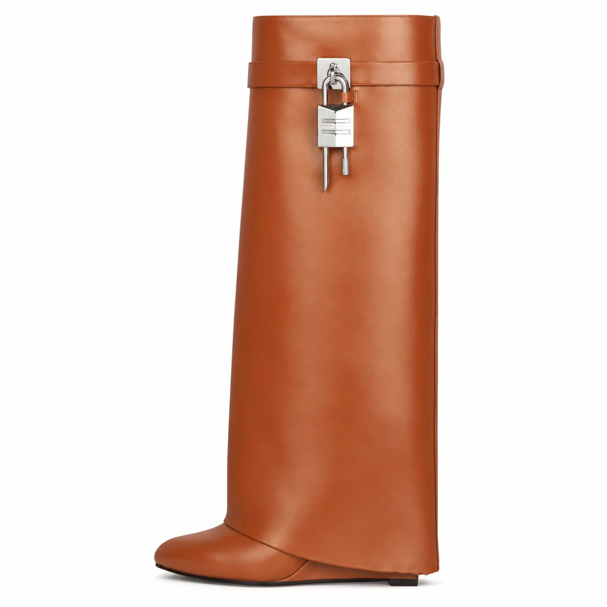 Bottes marron clair à grand revers et boucle vues de profil sur fond blanc.
