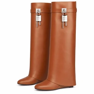 Bottes marron clair à grand revers et boucle présentées sur fond blanc.