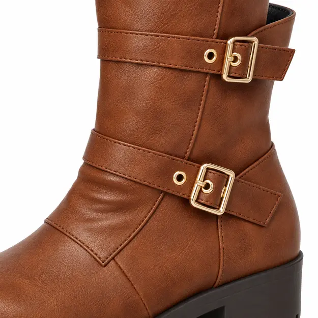 Bottes femme marron cognac à doubles boucles, détail des deux boucles dorées