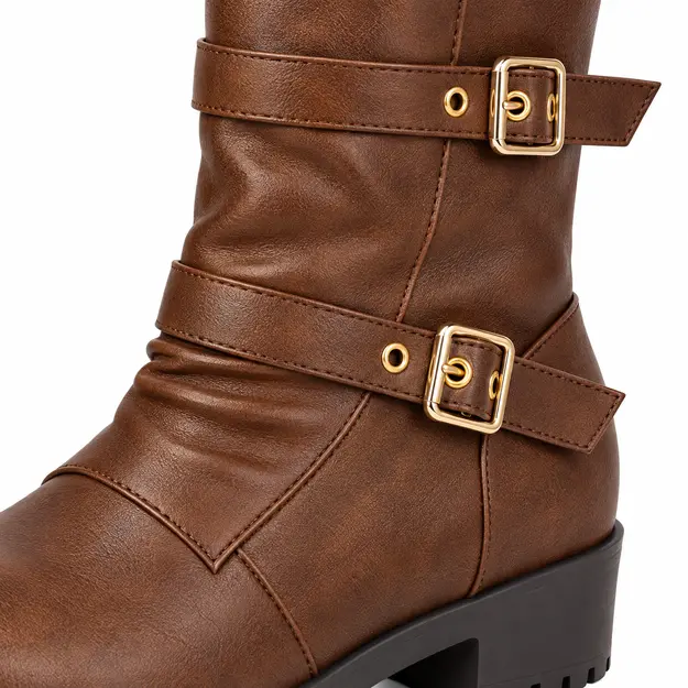Bottes femme marron fourrées à doubles boucles, détail des brides à boucles dorées