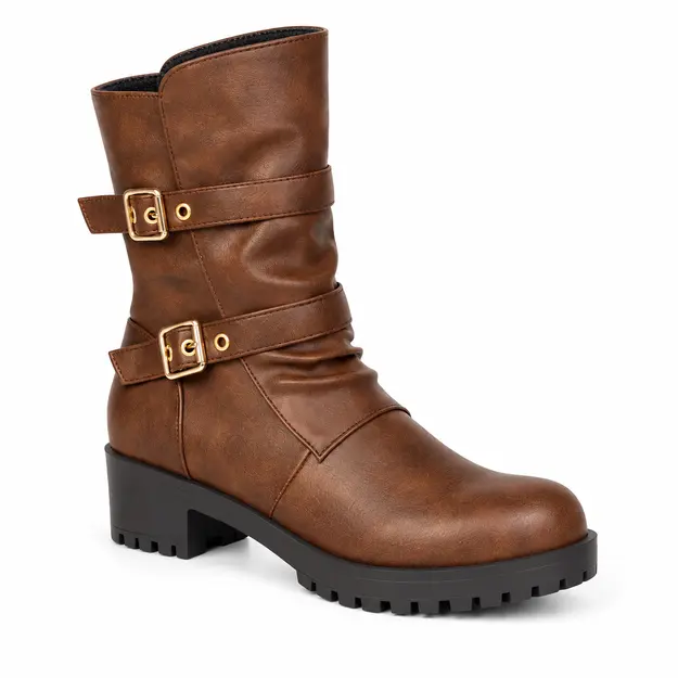 Bottes femme marron fourrées à doubles boucles, vue de trois quarts sur fond blanc