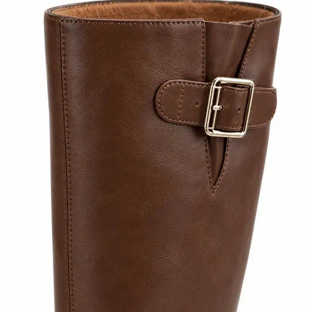 Bottes femme marron fourrées à grande boucle, détail de la boucle et des coutures de la tige