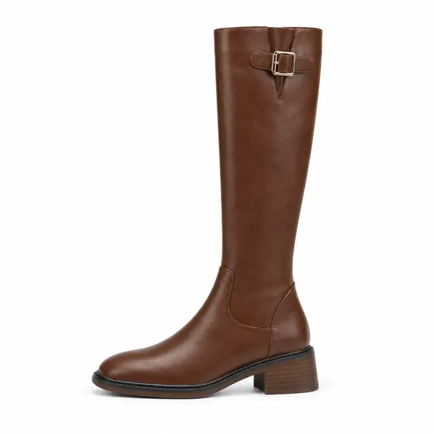 Bottes femme marron fourrées à grande boucle, vue de profil sur fond blanc