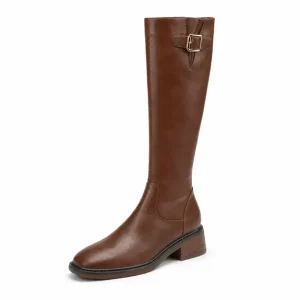 Bottes femme marron fourrées à grande boucle, vue de trois quarts sur fond blanc