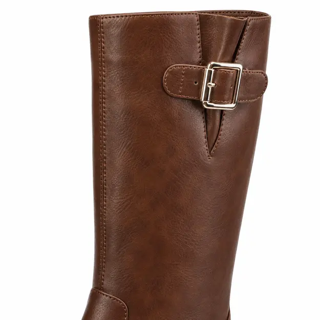 Bottes femme marron hautes à boucle, détail de la boucle sur la tige haute