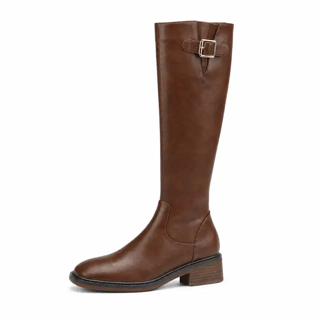 Bottes femme marron hautes à boucle, vue de profil sur fond blanc