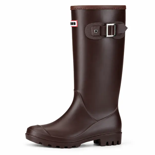 Bottes femme marron hautes à boucle, vue de profil sur fond blanc