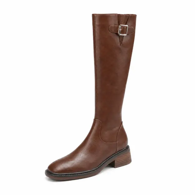 Bottes femme marron hautes à boucle, vue de trois quarts sur fond blanc