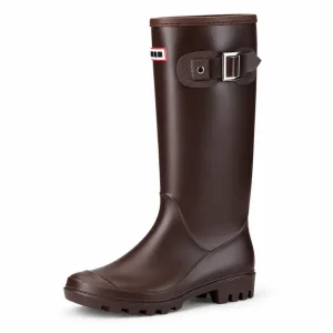 Bottes femme marron hautes à boucle, vue de trois quarts sur fond blanc