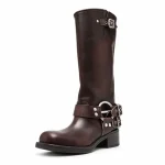 Bottes femme marron hautes à boucles, vue de trois quarts sur fond blanc
