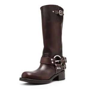 Bottes femme marron hautes à boucles, vue de trois quarts sur fond blanc
