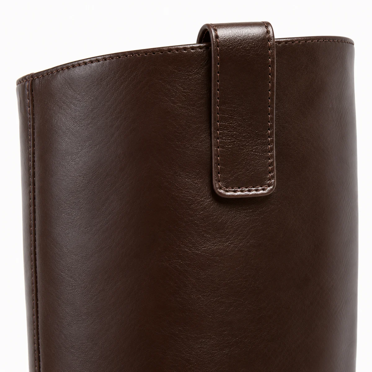 Image de bottes hautes marron pour femme avec talon modéré et design chic