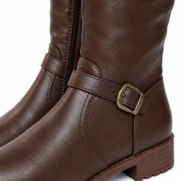 Bottes femme marron hautes au style vintage, détail de la boucle et de la tige marron foncé