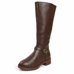 Bottes femme marron hautes au style vintage, vue de trois quarts sur fond blanc