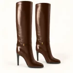 Bottes femme marron lisses fourrées à talon fin portée en extérieur