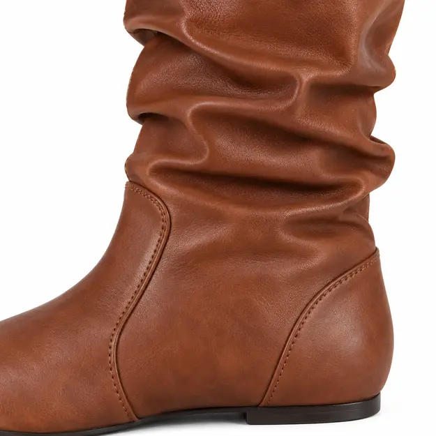 Bottes femme marron plissées à enfiler, détail des plis de la tige marron
