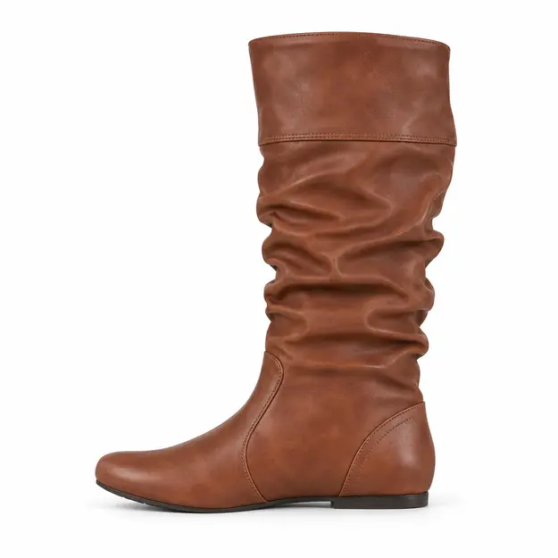 Bottes femme marron plissées à enfiler, vue de profil sur fond blanc