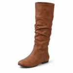 bottes femme marron plissees en similicuir vue de trois quarts sur fond blanc 44793