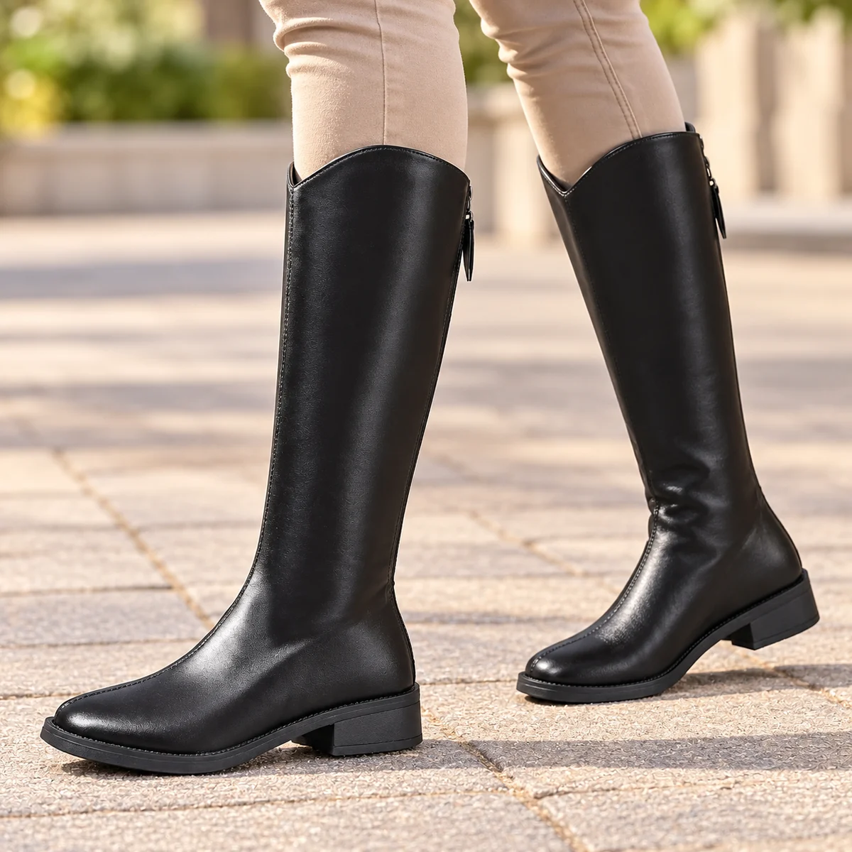 Chaussures femme noires à col découpé et talon discret