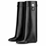 Bottes femme noires à grand revers et boucle argentée