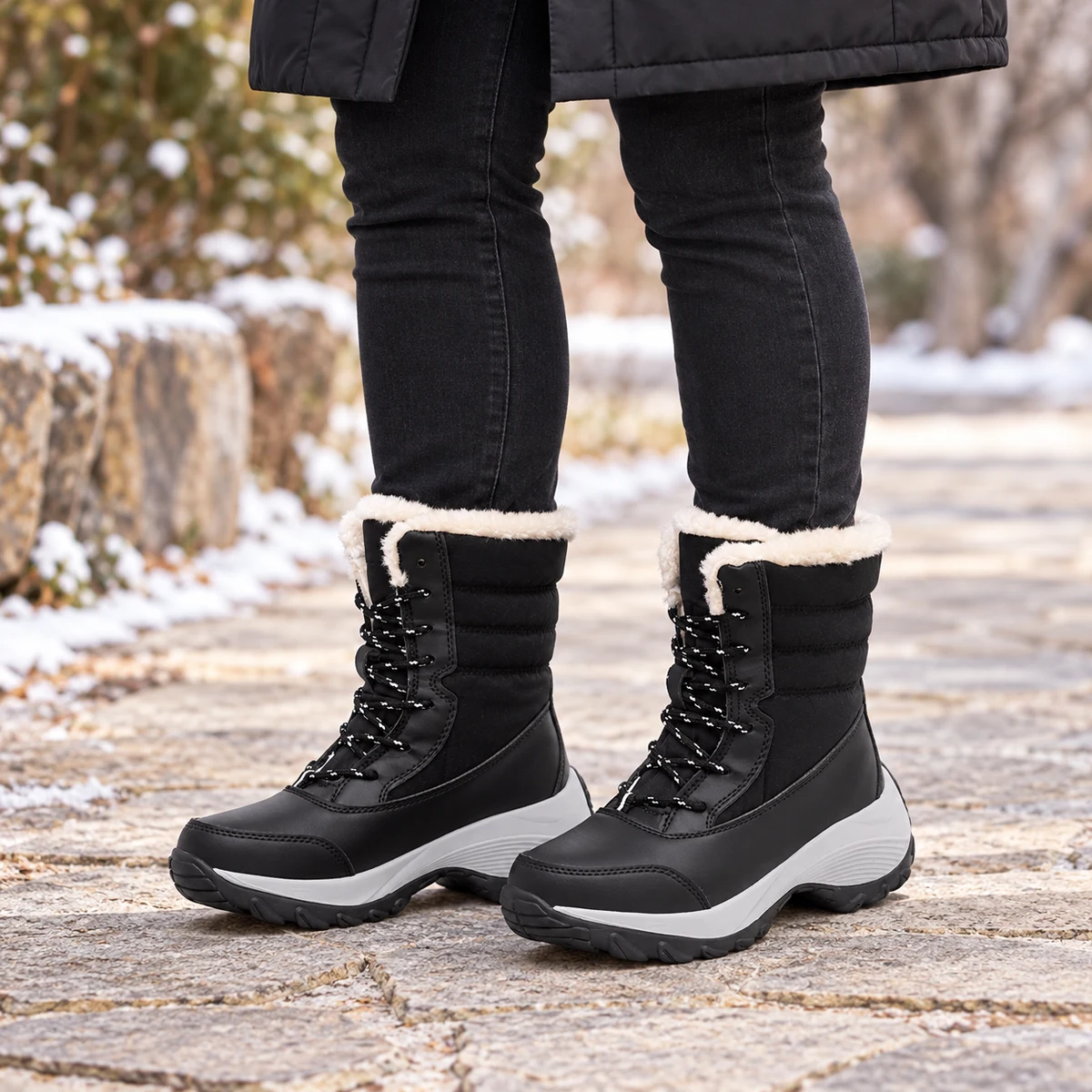 Chaussures féminines noires à lacets et col fourré blanc tendance
