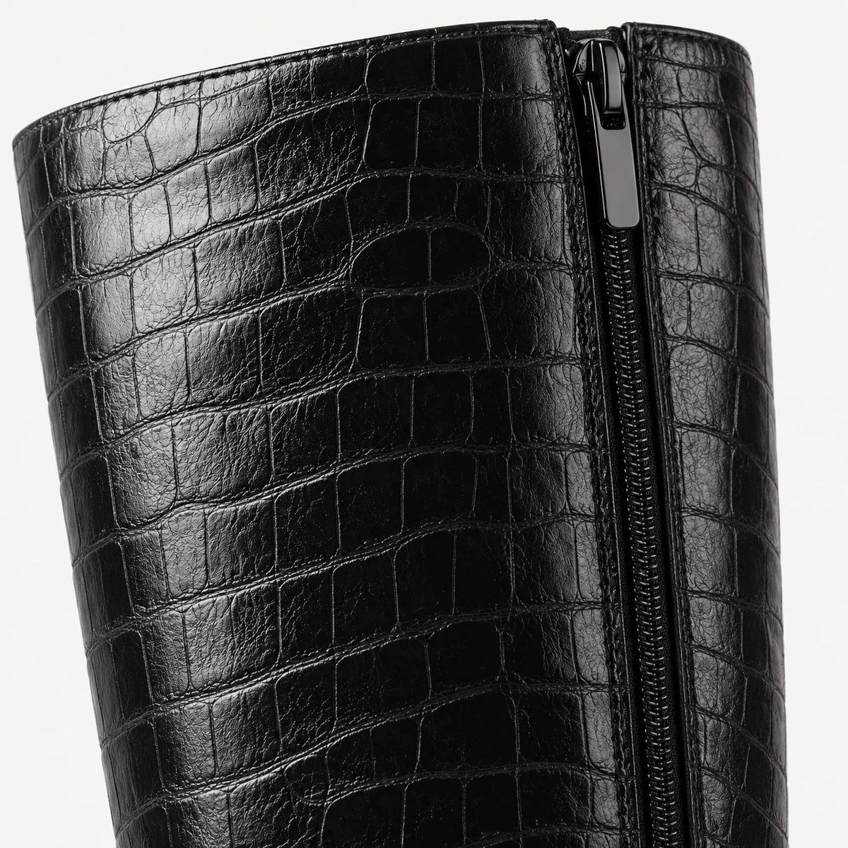 Chaussures femme noires à talon faible et finition croco sophistiquée
