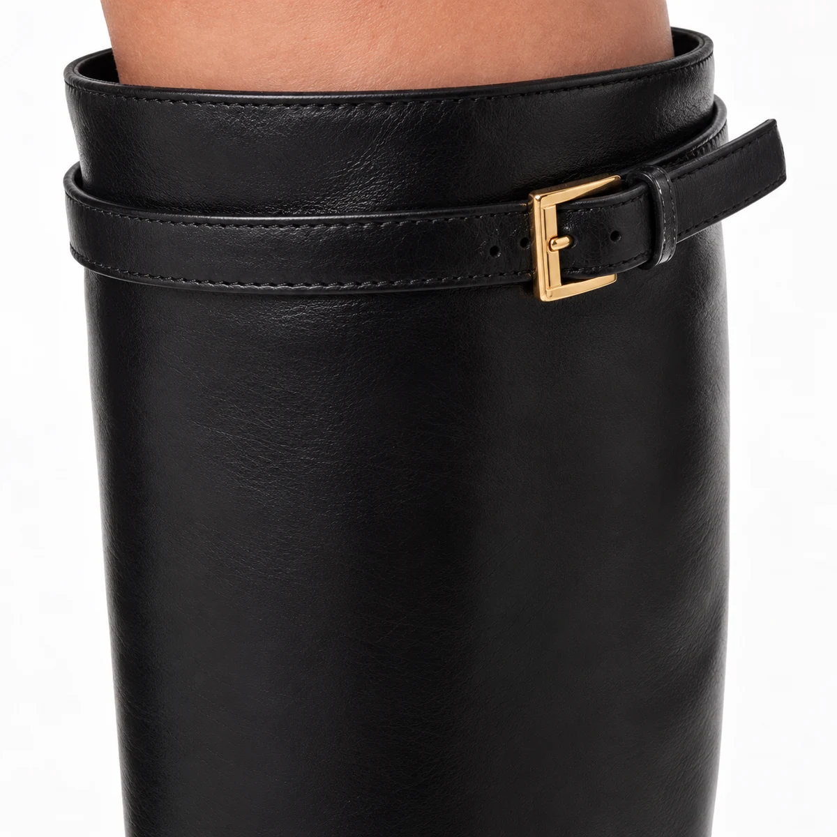 Modèle de bottes pour femme noires avec fourrure et bride tendance