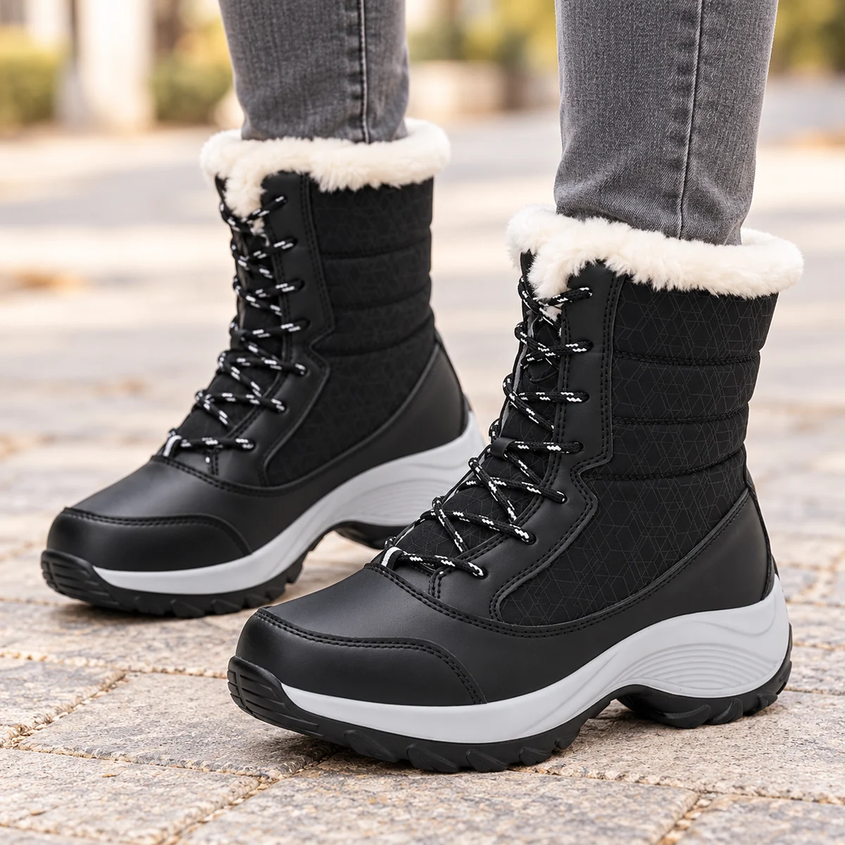 Chaussures femme noires fourrées avec lacets et semelle grise tendance