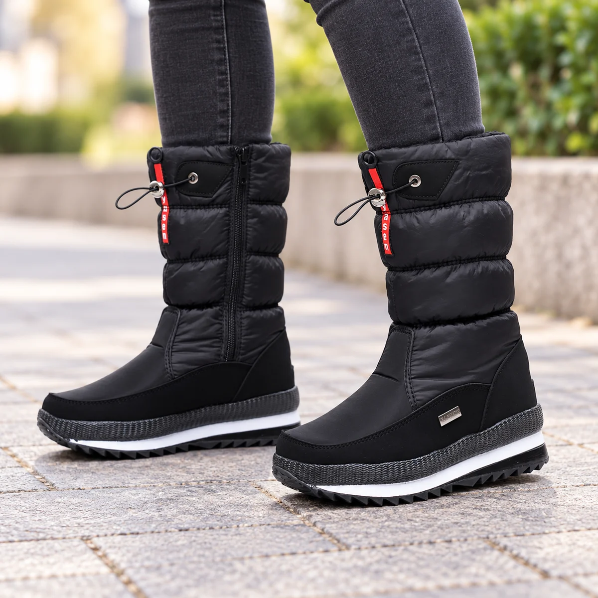 Chaussures féminines noires fourrées à tige matelassée pour froid