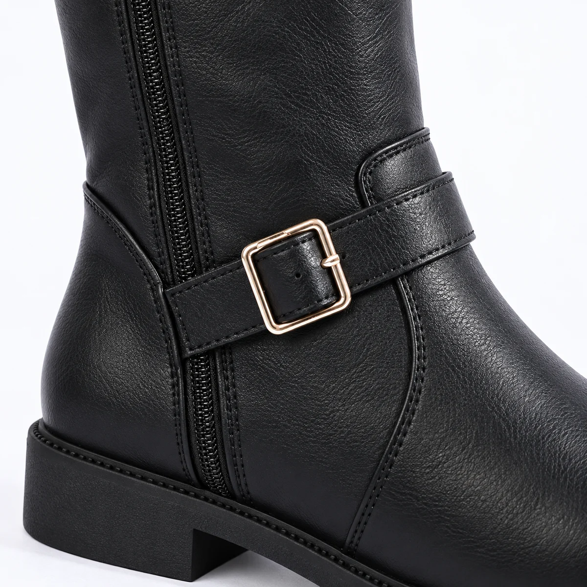 Vue rapprochée des bottes hautes à bride et boucle pour femme en cuir noir