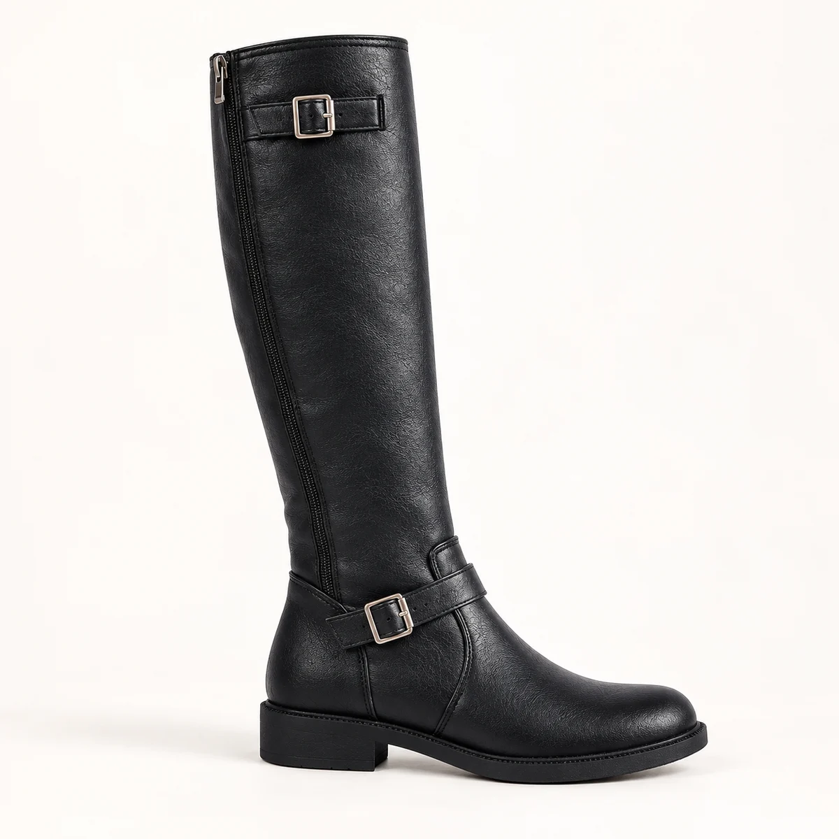 Femme portant des bottes noires hautes à bride et boucle pour un look tendance