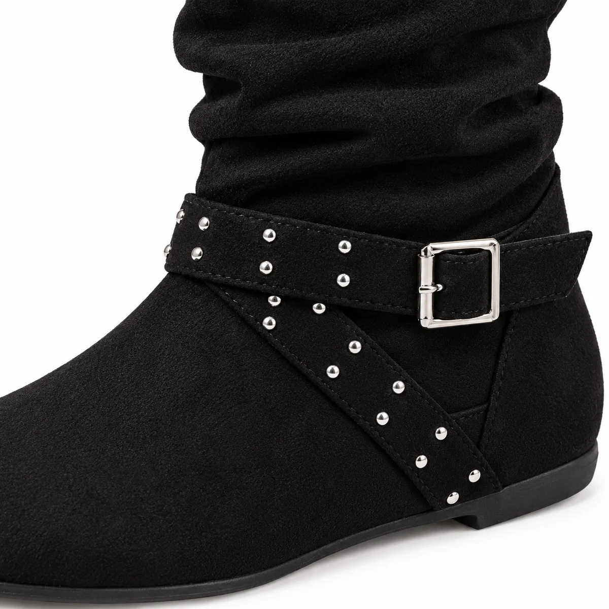 Chaussures féminines élégantes noires avec plissés, boucles et rivets