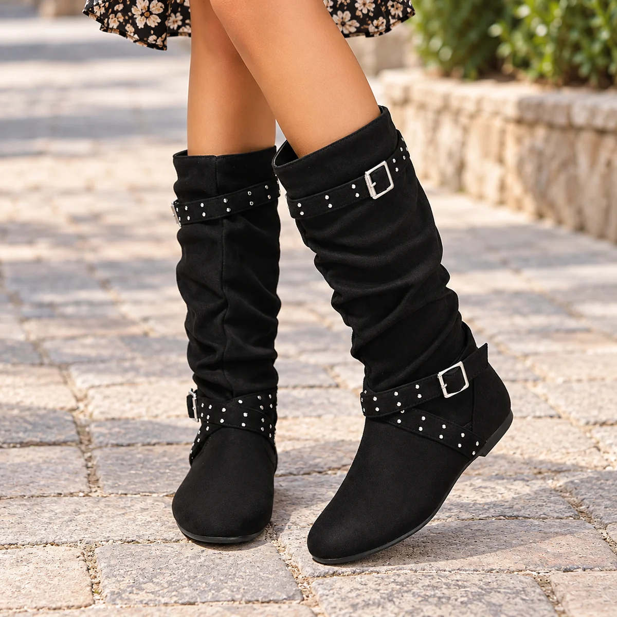 Chaussures femme noires à plissés avec boucles et rivets modernes