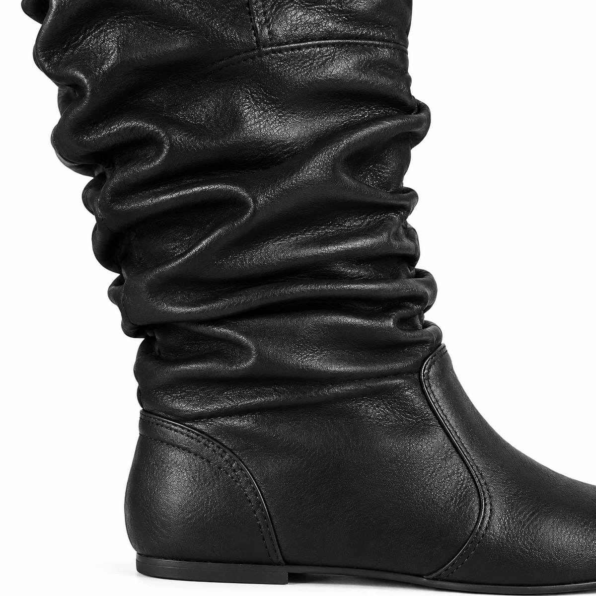 Vue rapprochée des bottes femme noires à semelle basse et finition plissée chic